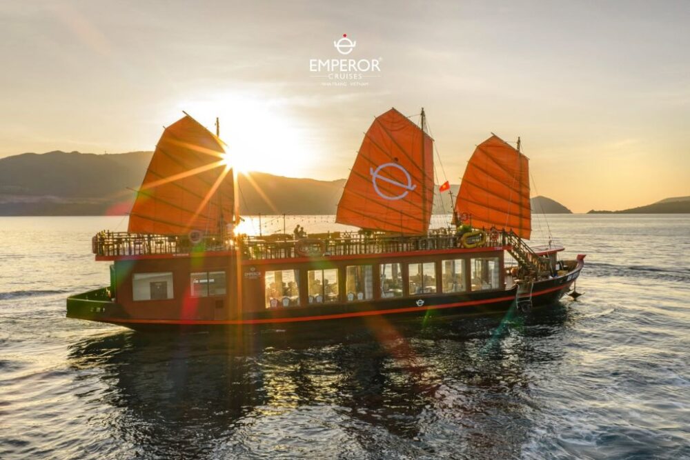 Du thuyền Emperor Cruise Origin -  Tiệc tối, ngắm hoàng hôn vịnh Nha Trang (gói cao cấp) - Ảnh 2