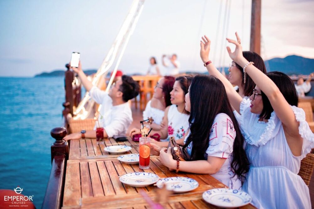 Du thuyền Emperor Cruise Origin -  Tiệc tối, ngắm hoàng hôn vịnh Nha Trang (gói cao cấp) - Ảnh 3