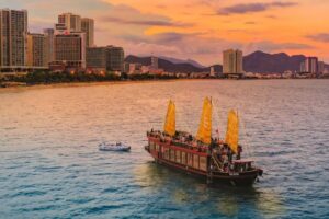 Du thuyền Emperor Cruise Origin - Tiệc tối, ngắm hoàng hôn vịnh Nha Trang (gói cao cấp)