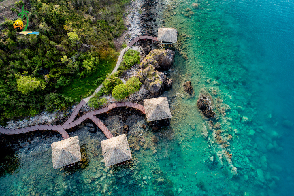 Coastal resort surroundings with clear turquoise water, supporting hotel and resort selection for trips to Nha Trang and Cam Ranh