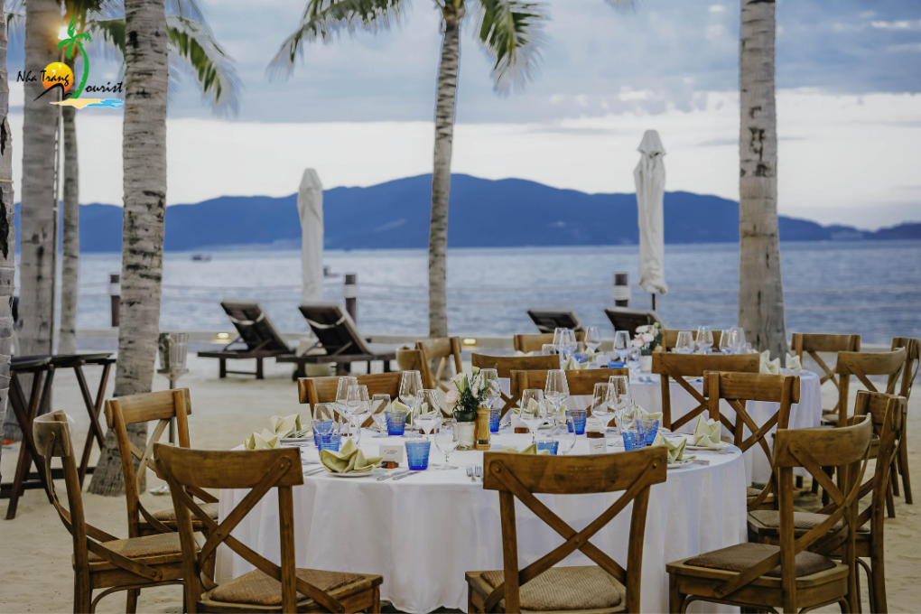 Beachfront dining arrangements in a tropical setting, suitable for private meals and premium group experiences